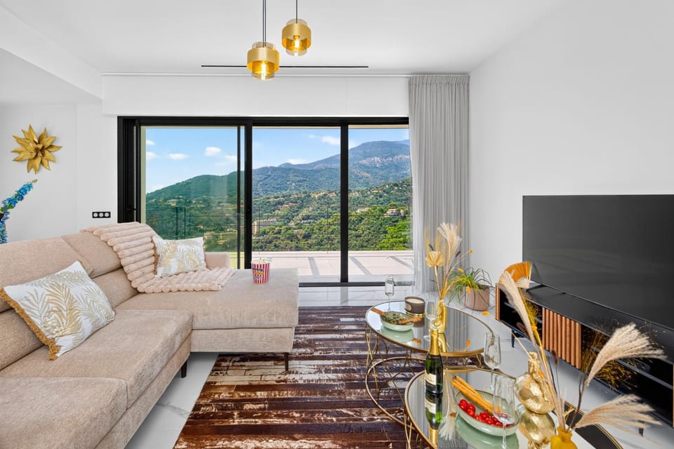 Communal lounge/ TV room, Natural landscape, TV and multimedia, Living room, Seating area, Mountain view