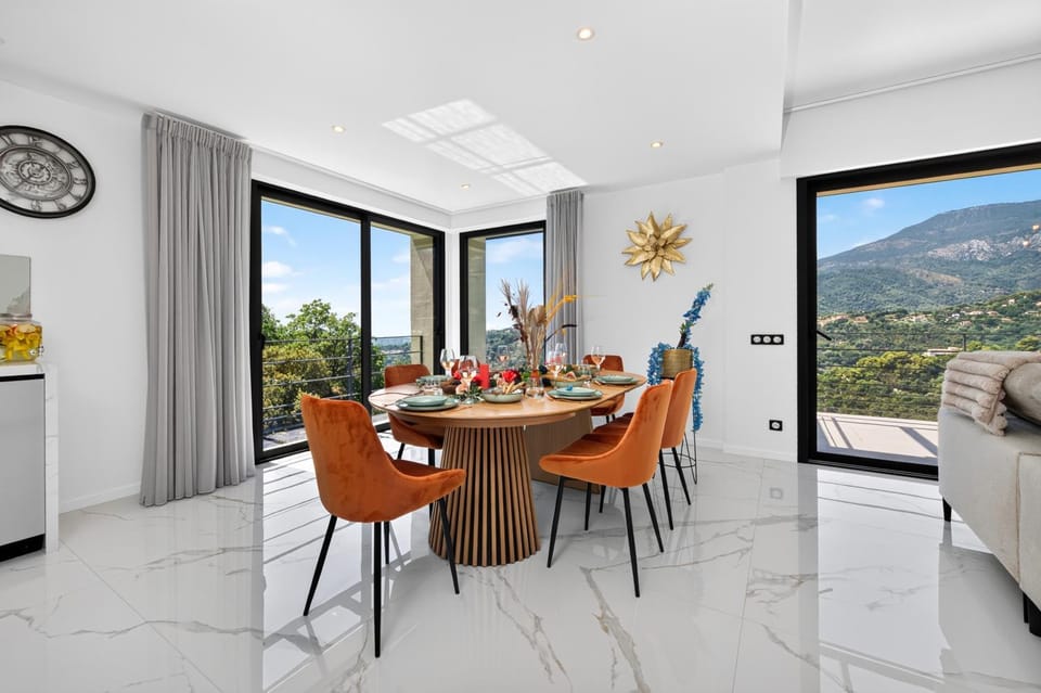 Natural landscape, View (from property/room), Balcony/Terrace, Living room, Seating area, Dining area, Mountain view