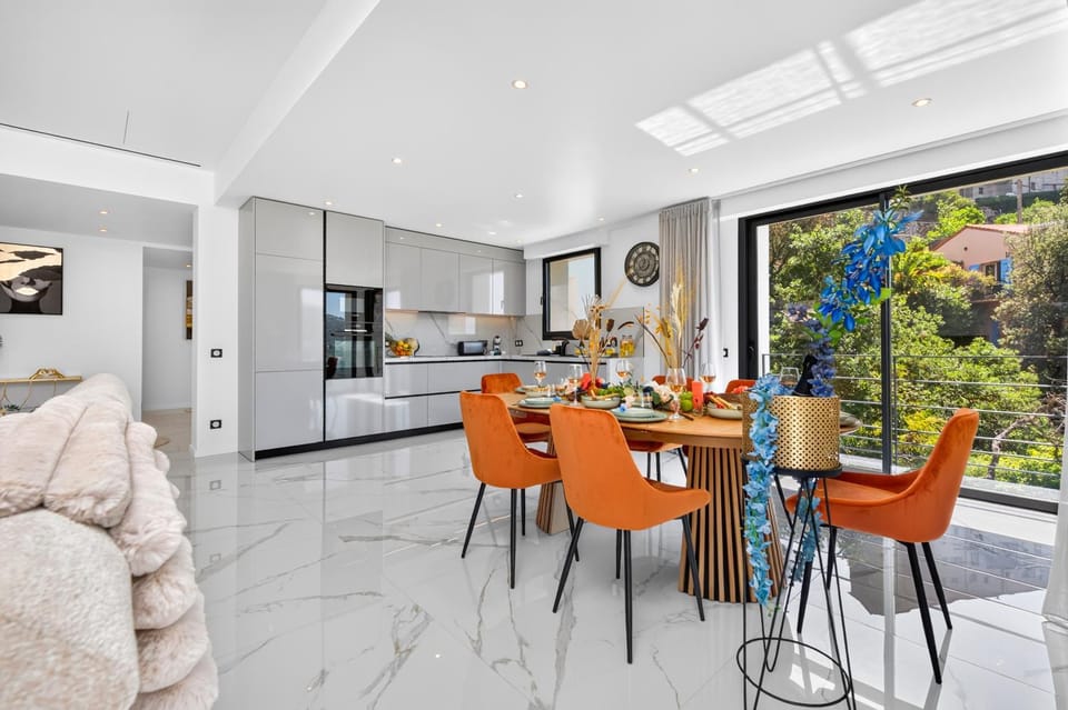 Kitchen or kitchenette, Living room, Seating area, Dining area, oven