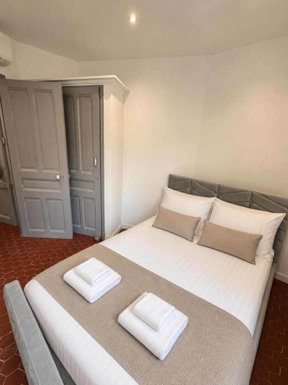 Bed, Photo of the whole room, Bedroom, towels, wardrobe