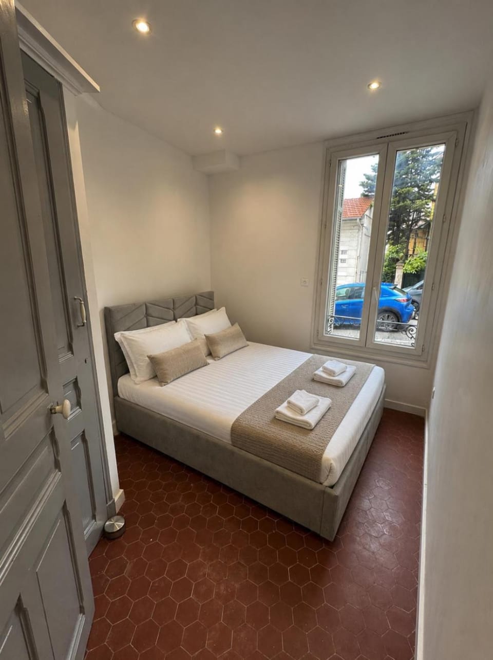 Bed, Photo of the whole room, Bedroom, towels