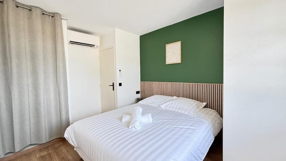 Bedroom, towels, wardrobe