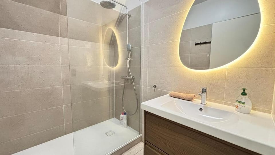 Shower, Bathroom, towels