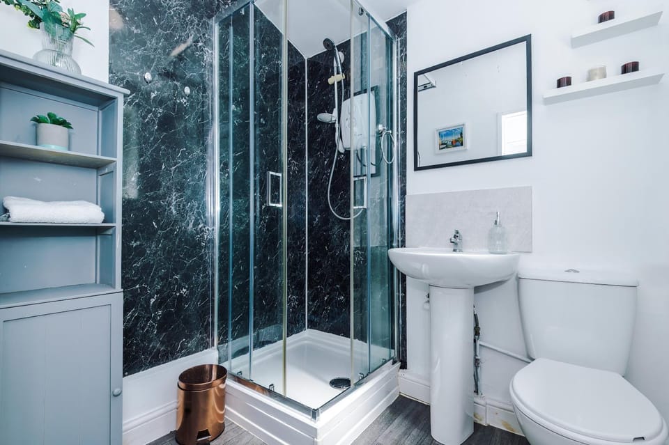 Stylish 2 Bedroom Home Sleeps 4 Apartment in St Helens