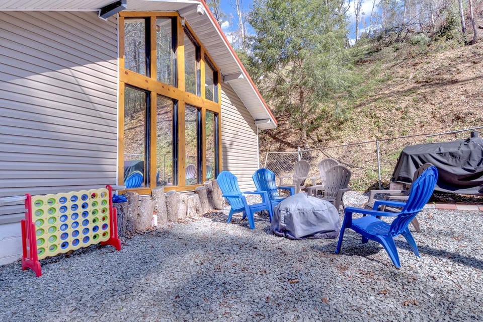 Pigeon Forge Single-Level Retreat Near Dollywood House in Gatlinburg