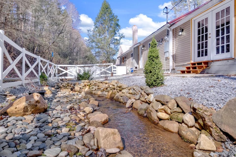 Pigeon Forge Single-Level Retreat Near Dollywood House in Gatlinburg