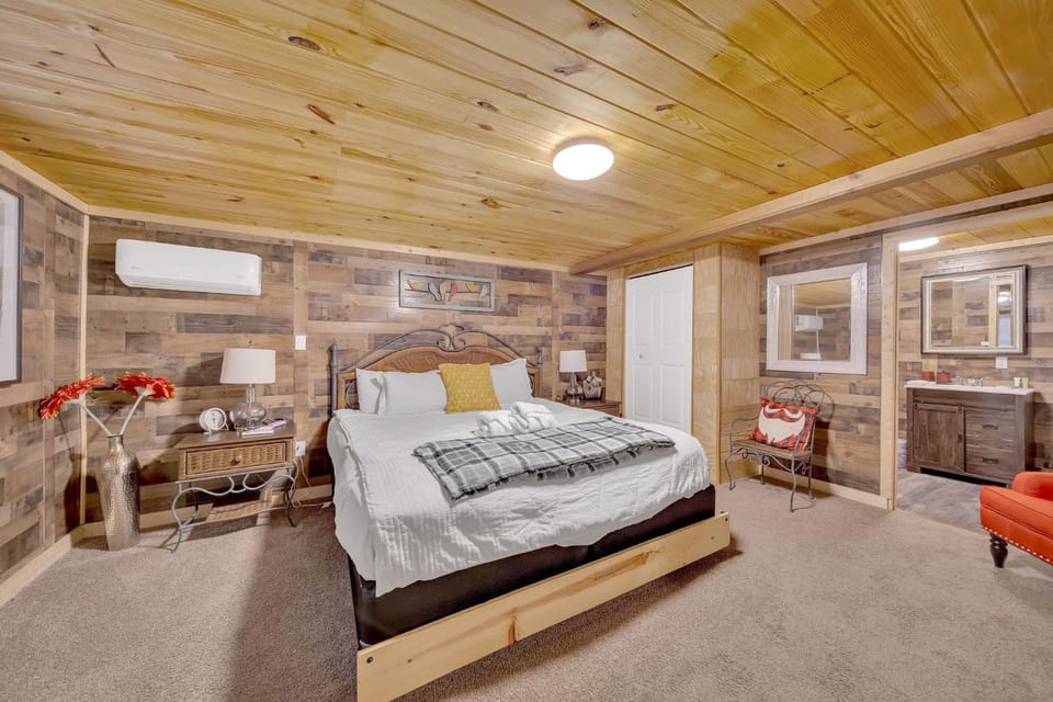 Pigeon Forge Single-Level Retreat Near Dollywood House in Gatlinburg