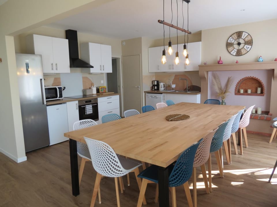 Property building, Kitchen or kitchenette, Living room