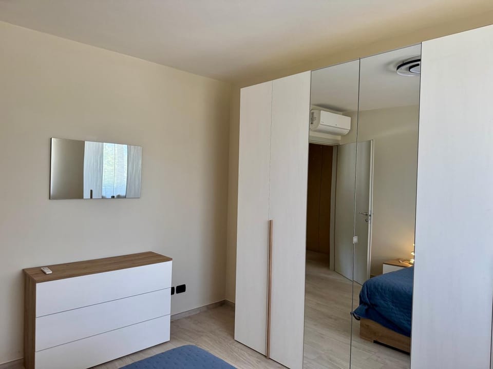 Photo of the whole room, Bedroom, wardrobe, air conditioner