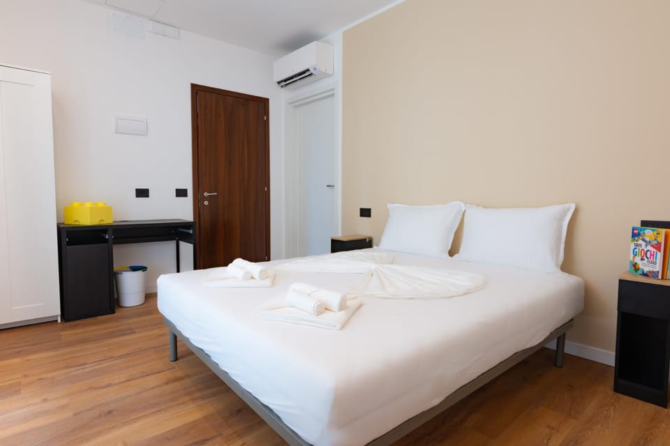Photo of the whole room, Bedroom, towels