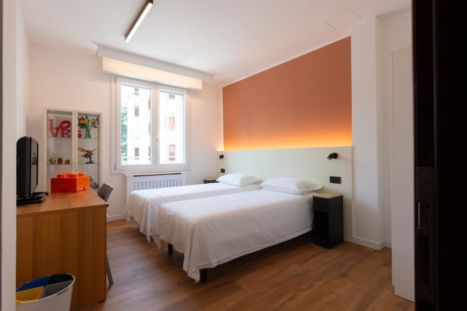 Photo of the whole room, Bedroom
