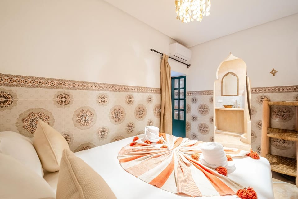 Bed, Photo of the whole room, Bedroom, towels, air conditioner