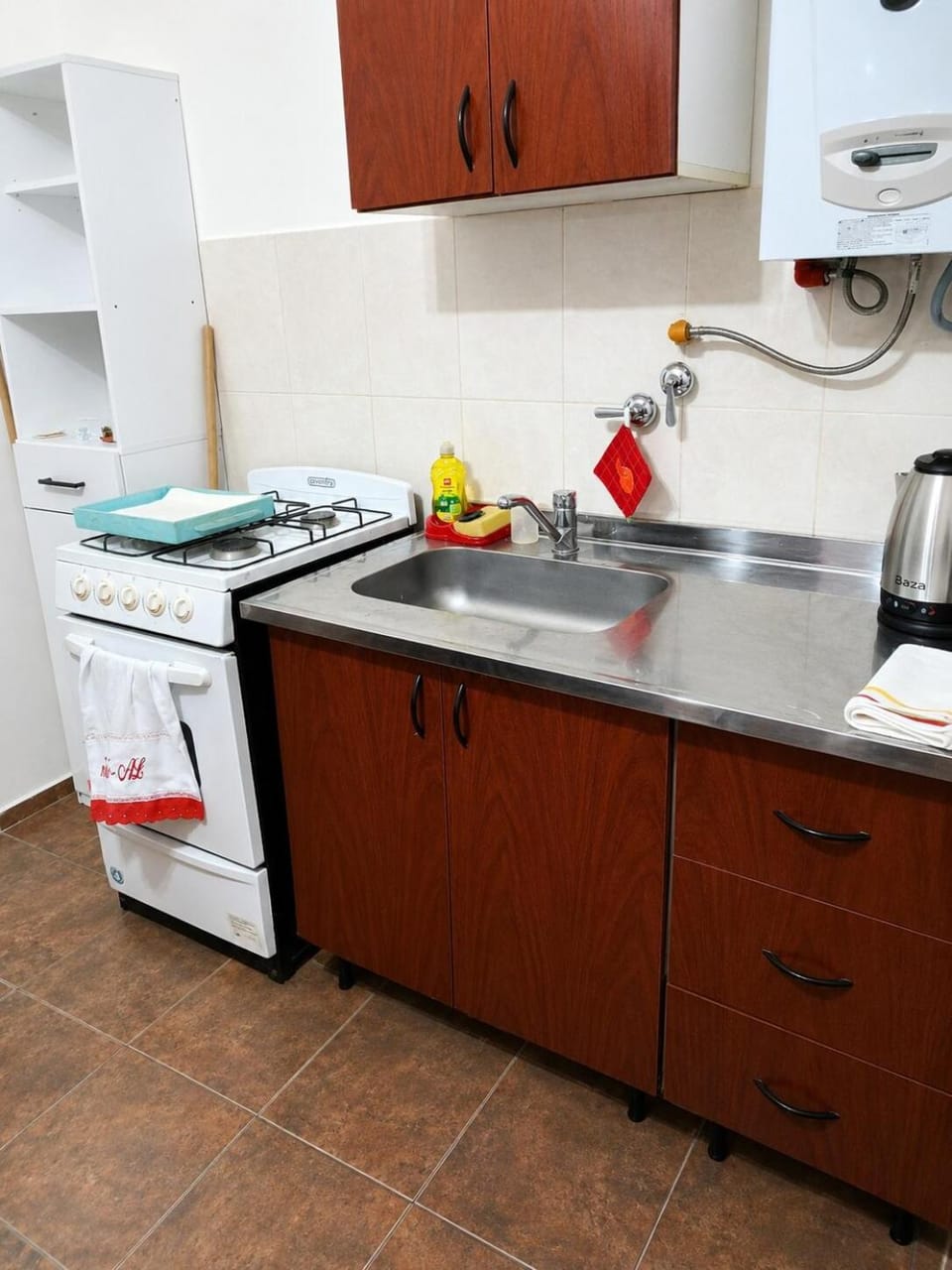Kitchen or kitchenette, minibar, stove