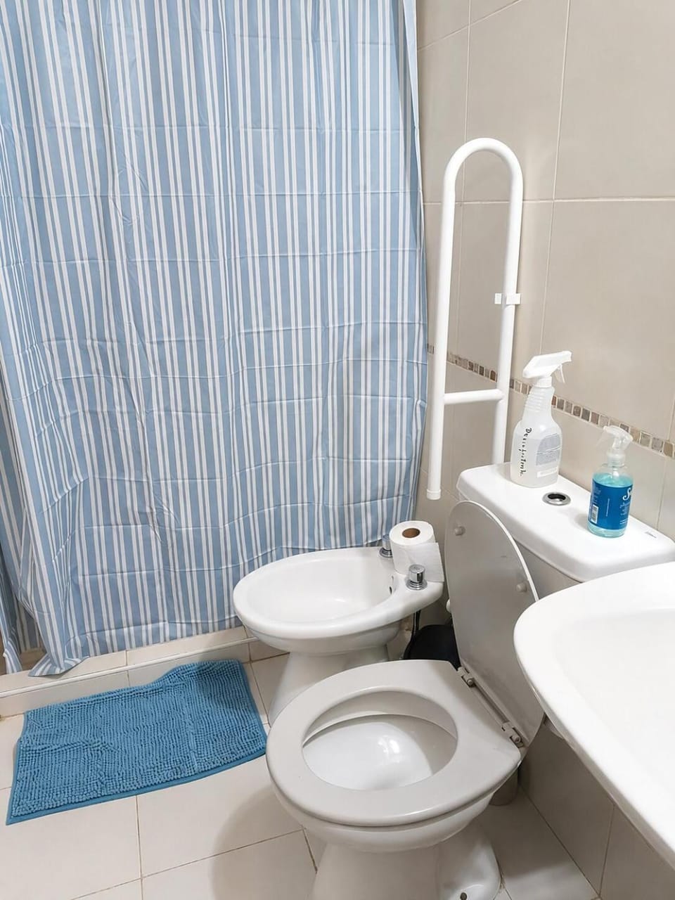 Shower, Toilet, Bathroom, bidet, towels