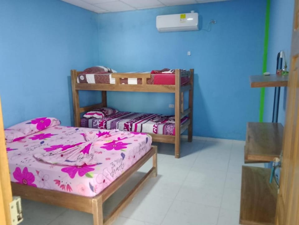 Bed, Photo of the whole room, Bedroom, bunk bed, air conditioner