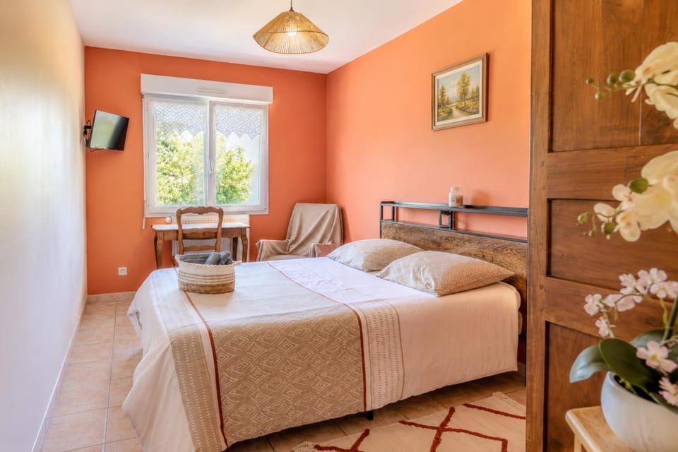 Photo of the whole room, Bedroom