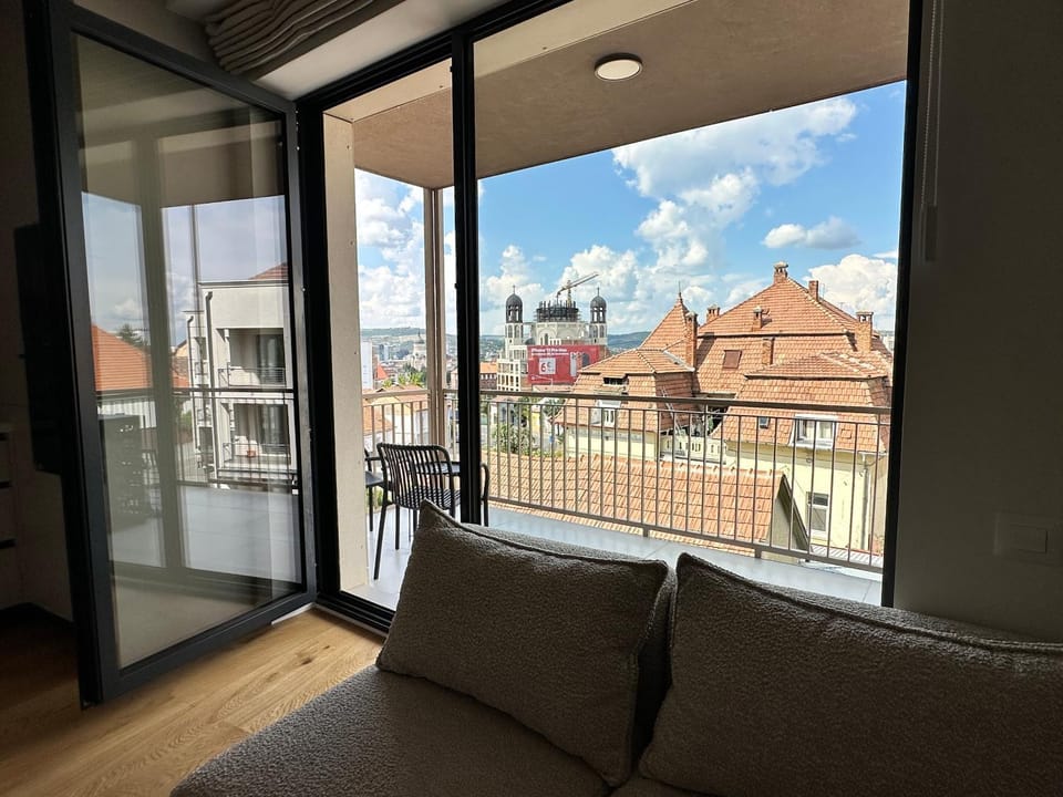 Day, View (from property/room), Balcony/Terrace, Living room, Seating area, City view