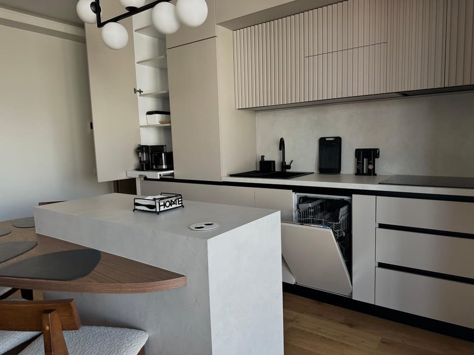 Coffee/tea facilities, Kitchen or kitchenette, Dining area, dishwasher, oven, stove, toaster
