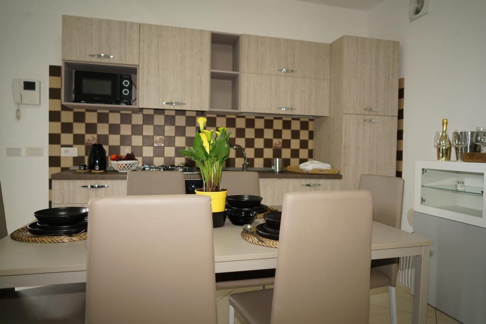 Kitchen or kitchenette, Dining area, microwave, oven, stove