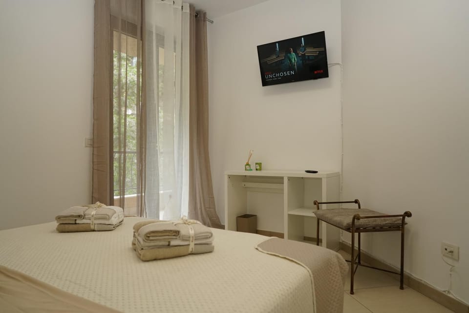 Bed, TV and multimedia, Photo of the whole room, Bedroom