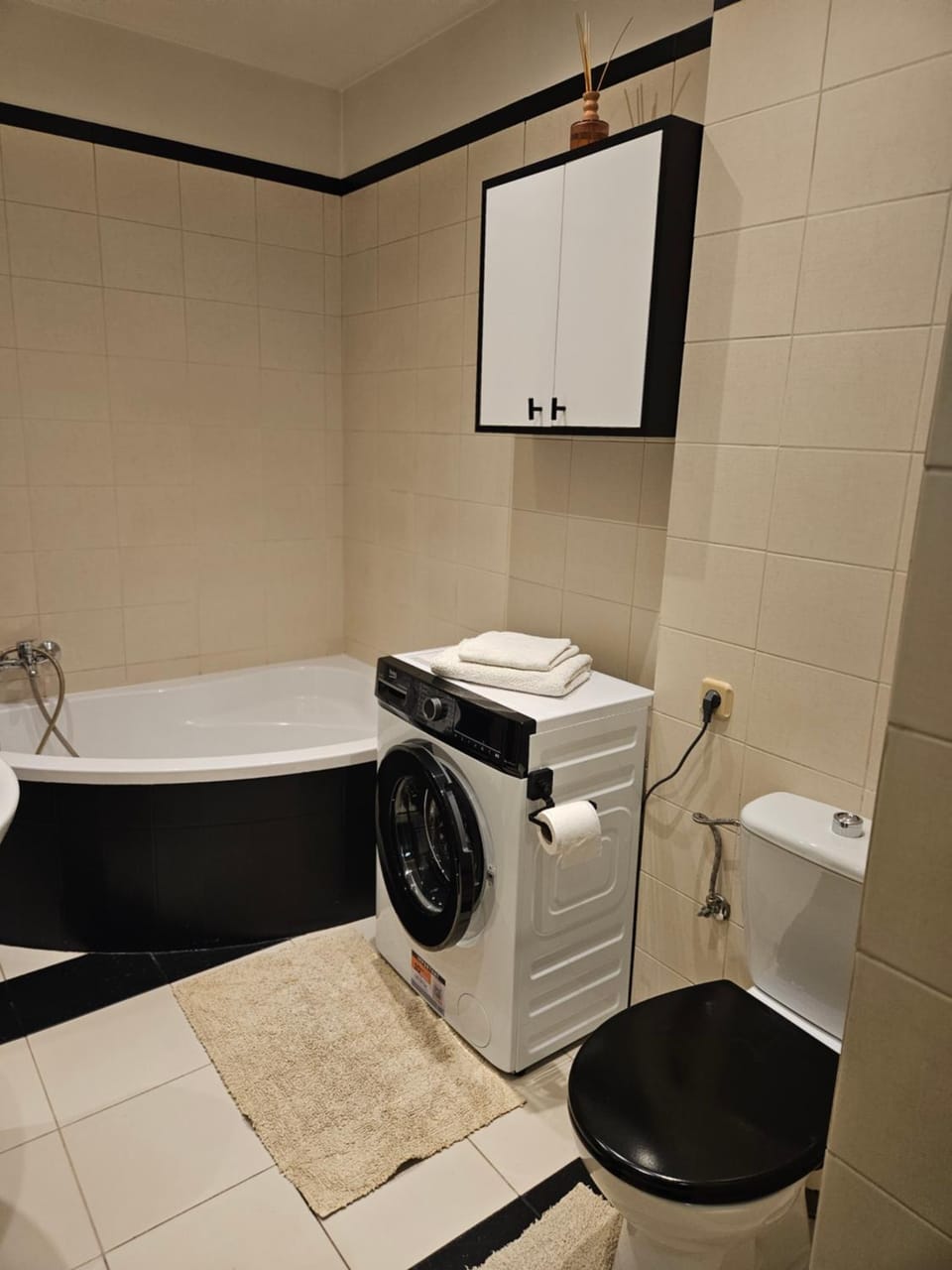 Toilet, Bathroom, Bath, towels, washing machine