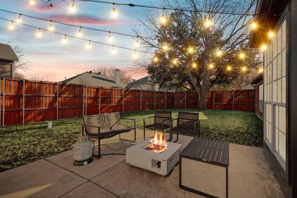 Fireside Retreat Sleeps 10 Foosball Fire pit Villa in Grand Prairie