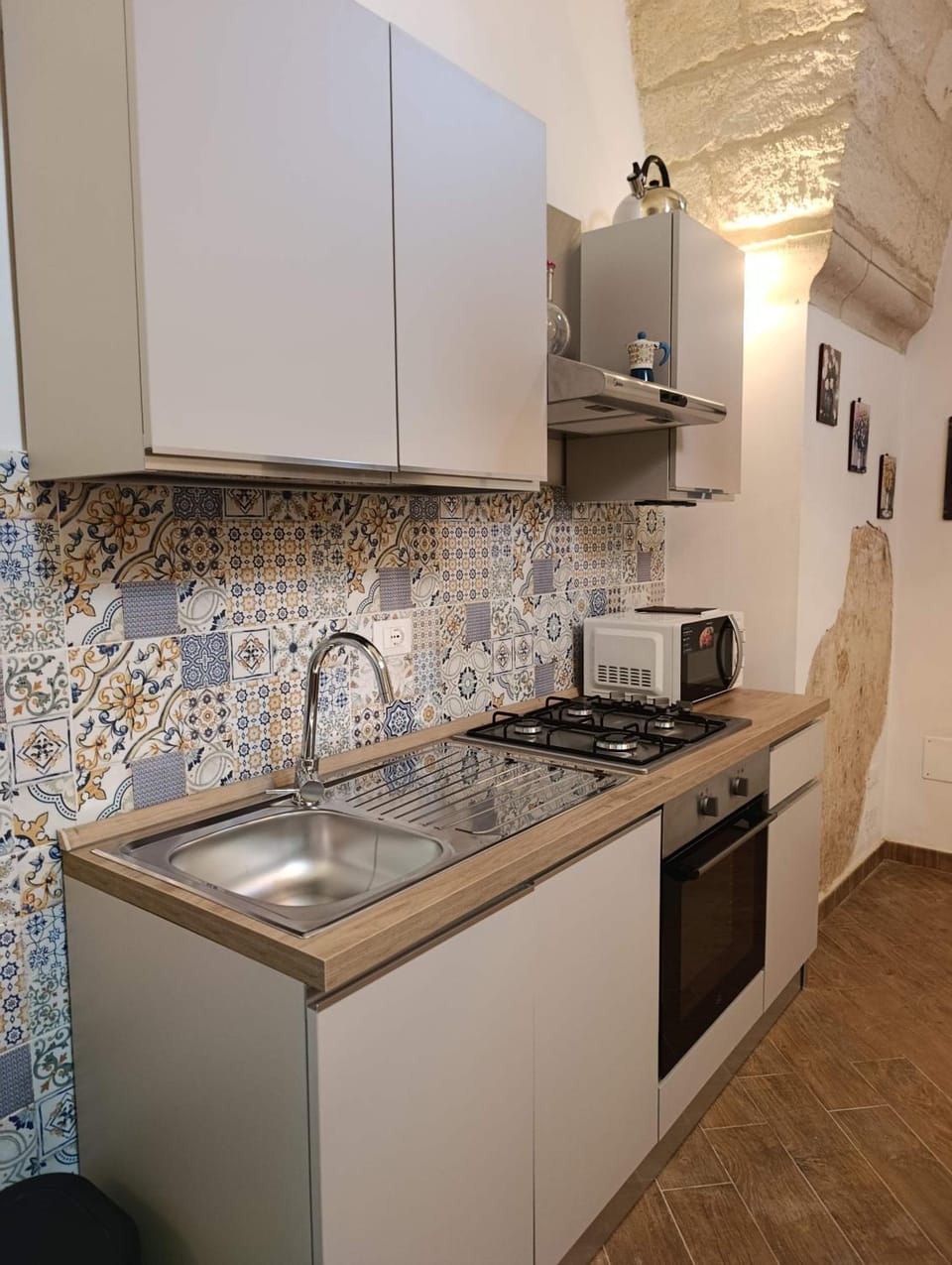 Kitchen or kitchenette, dishwasher, stove