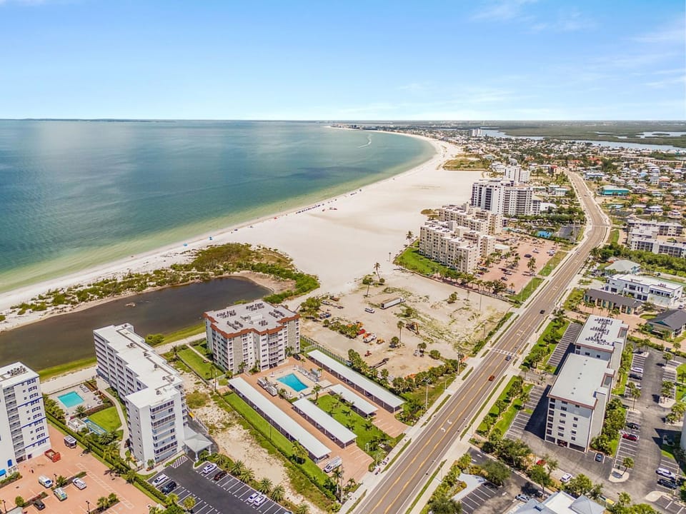 Beachfront Escape with Pool & Island Fun Steps from the Sand - Sand Caper 509 - Roelens House in Estero Island