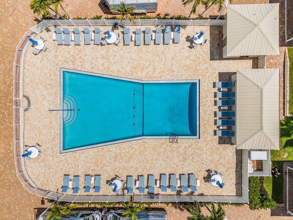 Beachfront Escape with Pool & Island Fun Steps from the Sand - Sand Caper 509 - Roelens House in Estero Island