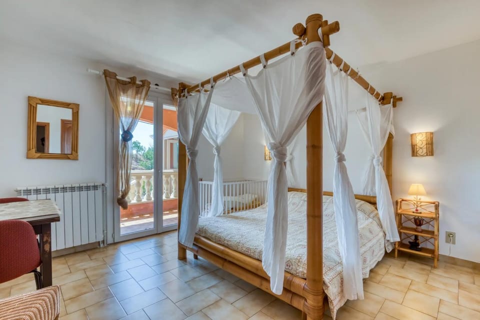 Chambre dans maison d'hôtes Bed and Breakfast in Occitanie