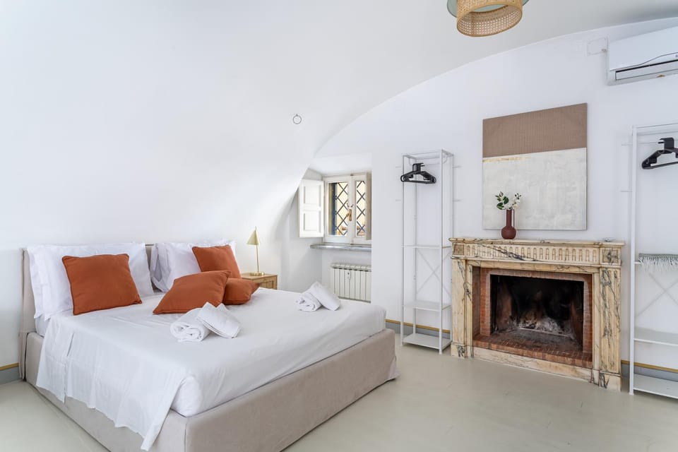 Bed, Photo of the whole room, Decorative detail, Decorative detail, Bedroom, towels, towels
