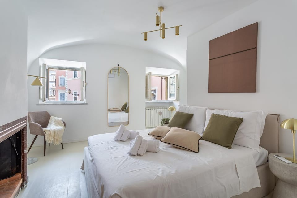 Bed, Photo of the whole room, Decorative detail, Decorative detail, Bedroom, towels, towels