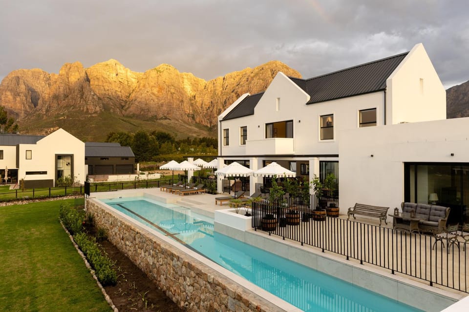 Property building, Natural landscape, Garden, Balcony/Terrace, Garden view, Mountain view, Pool view, Swimming pool, Swimming pool