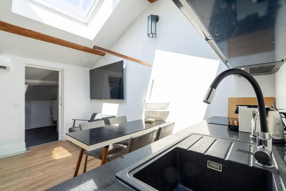 TV and multimedia, Coffee/tea facilities, Living room, Seating area, Dining area, stove, kitchen
