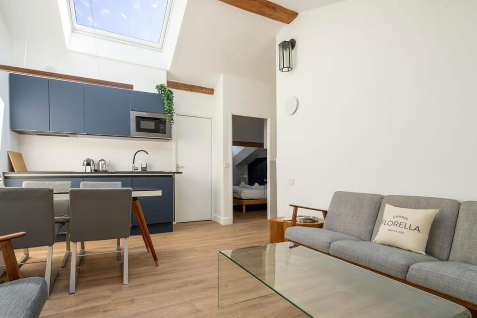 Coffee/tea facilities, Living room, Decorative detail, Seating area, Dining area, dishwasher, microwave, stove, kitchen