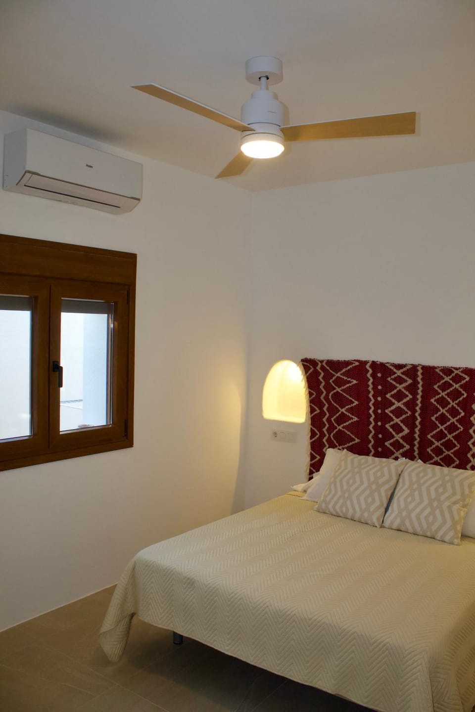Bed, Photo of the whole room, Bedroom, air conditioner