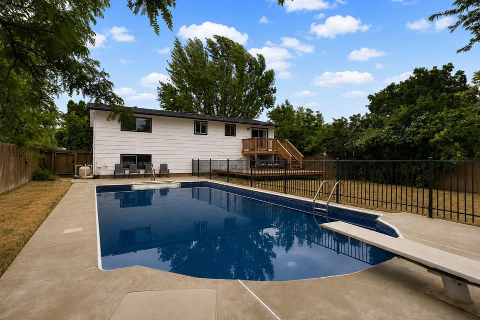 Rad Pad - Arcades, Seasonal Pool House in Garden City