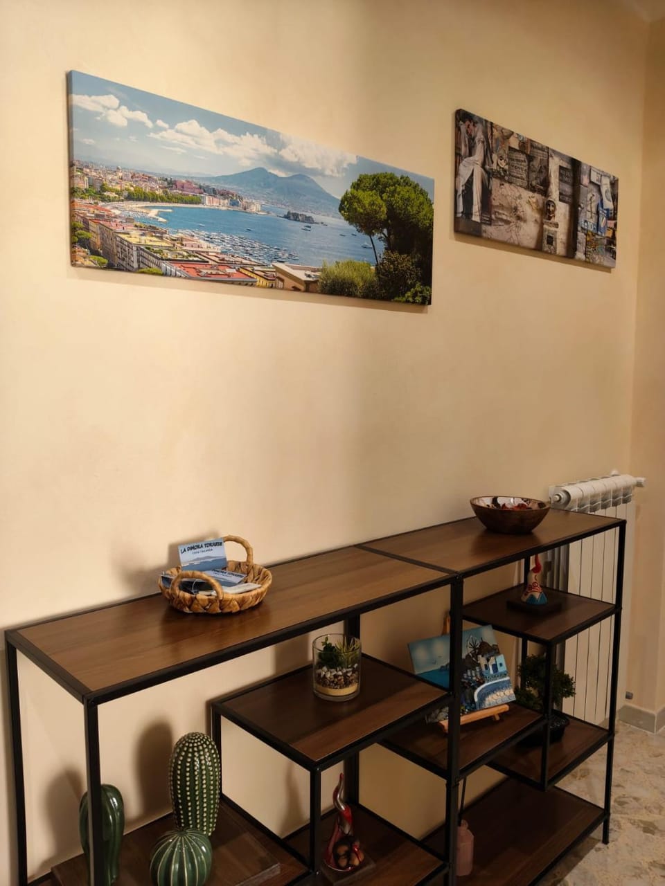 Photo of the whole room, Decorative detail