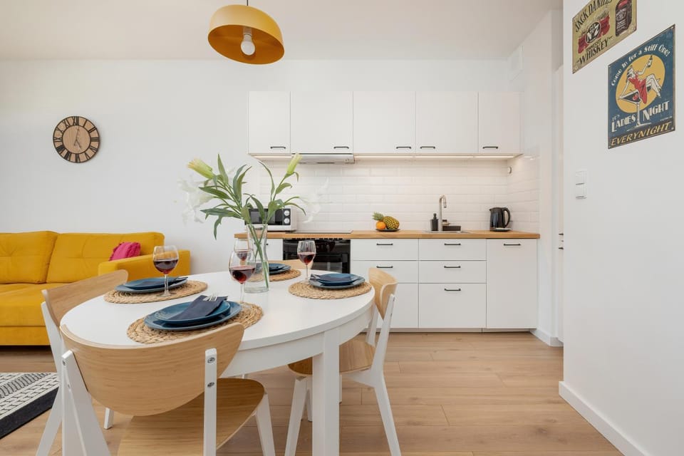 Coffee/tea facilities, Kitchen or kitchenette, Living room, Seating area, Dining area, stove
