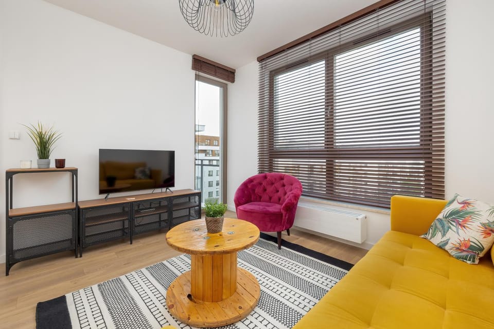 TV and multimedia, Living room, Seating area, Evening entertainment