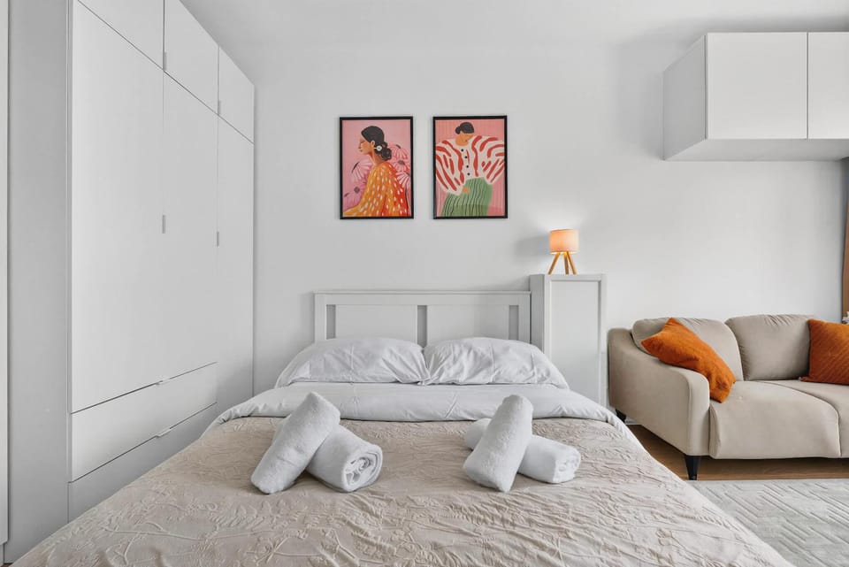 Bed, Bedroom, towels