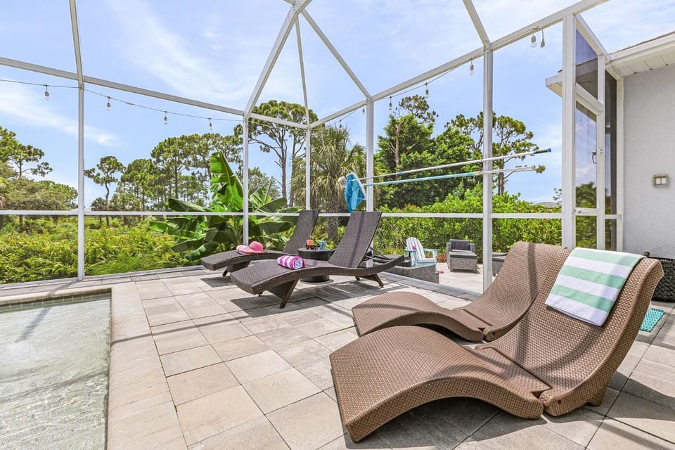 Heated Saltwater Pool, Outdoor Kitchen & Backyard Oasis - Surfside Villa - Roelens House in Cape Coral