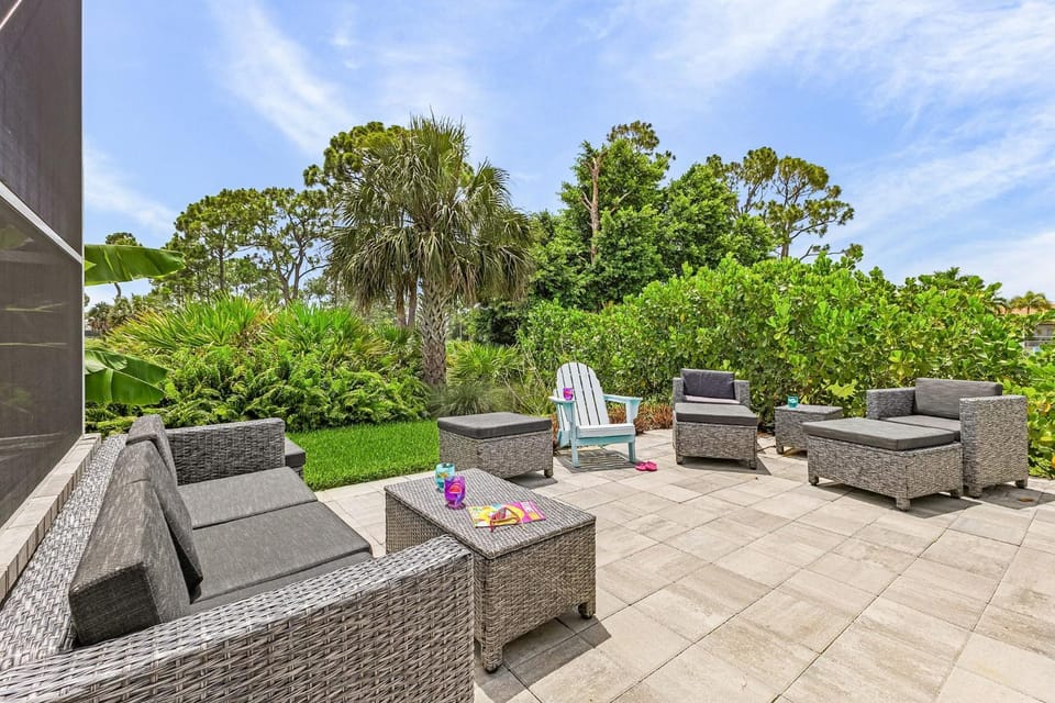 Heated Saltwater Pool, Outdoor Kitchen & Backyard Oasis - Surfside Villa - Roelens House in Cape Coral