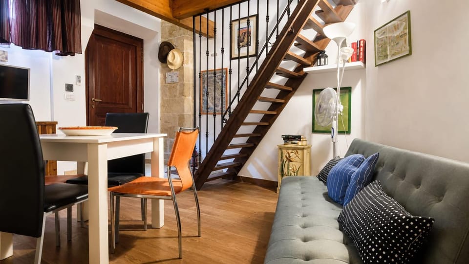 TV and multimedia, Living room, Seating area, Dining area