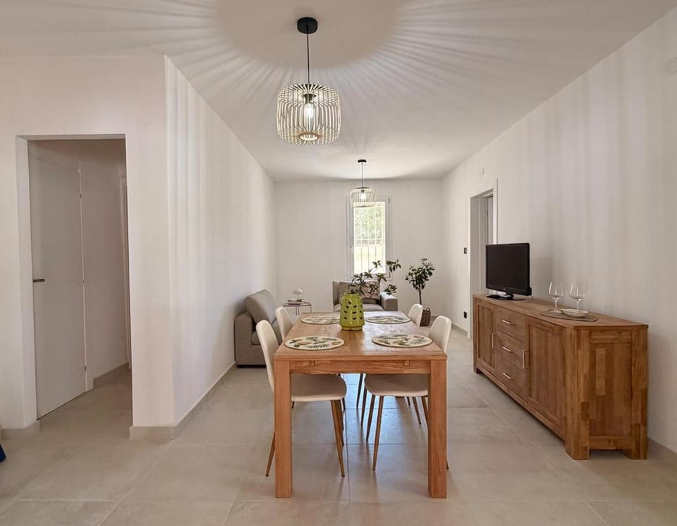 TV and multimedia, Living room, Seating area, Dining area