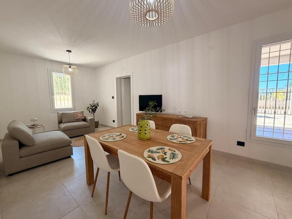 TV and multimedia, Living room, Seating area, Dining area
