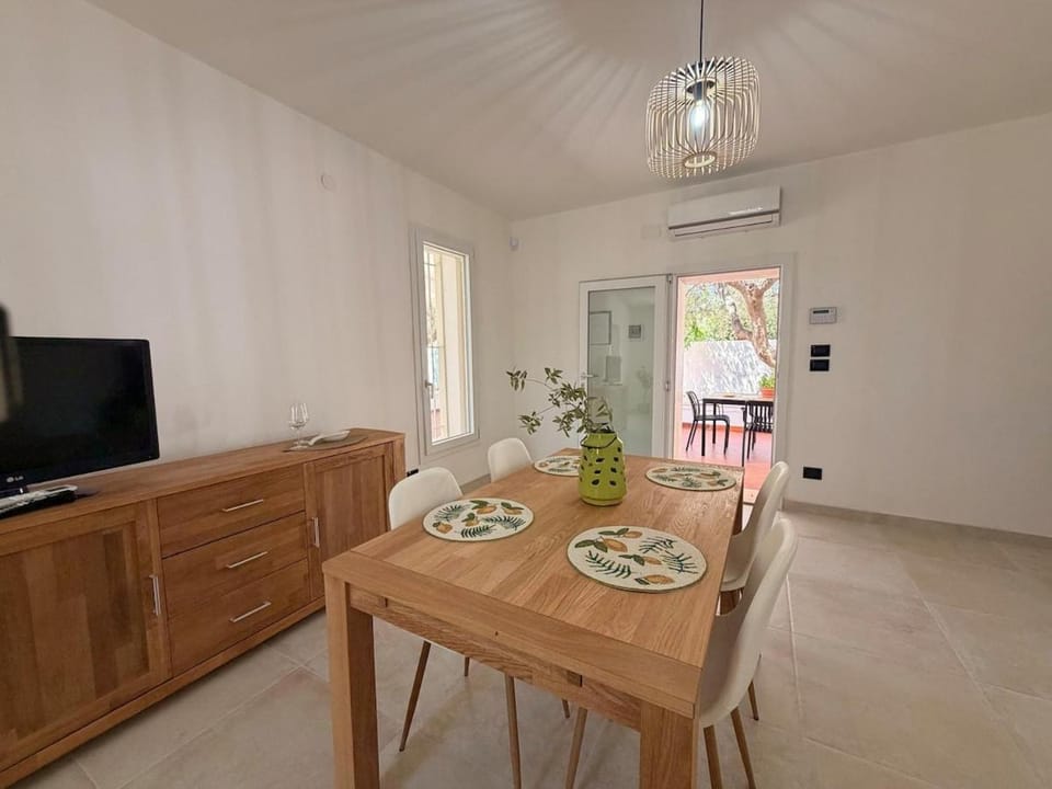 TV and multimedia, Kitchen or kitchenette, Living room, Seating area, Dining area, air conditioner