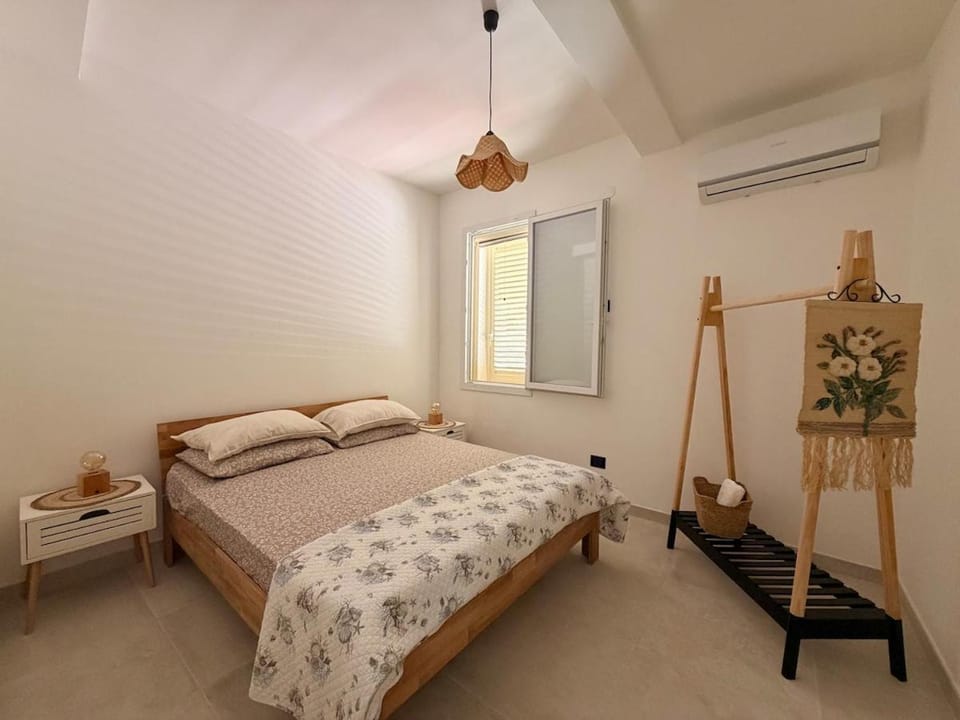 Bed, Photo of the whole room, Bedroom, air conditioner