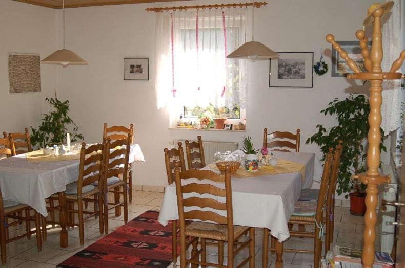 Restaurant/places to eat, Living room, Food and drinks, Banquet/Function facilities, Seating area, Dining area, Food, Breakfast