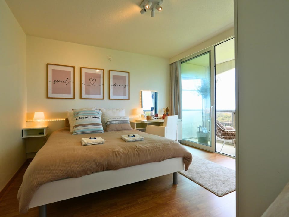 Bed, Photo of the whole room, Seating area, Bedroom